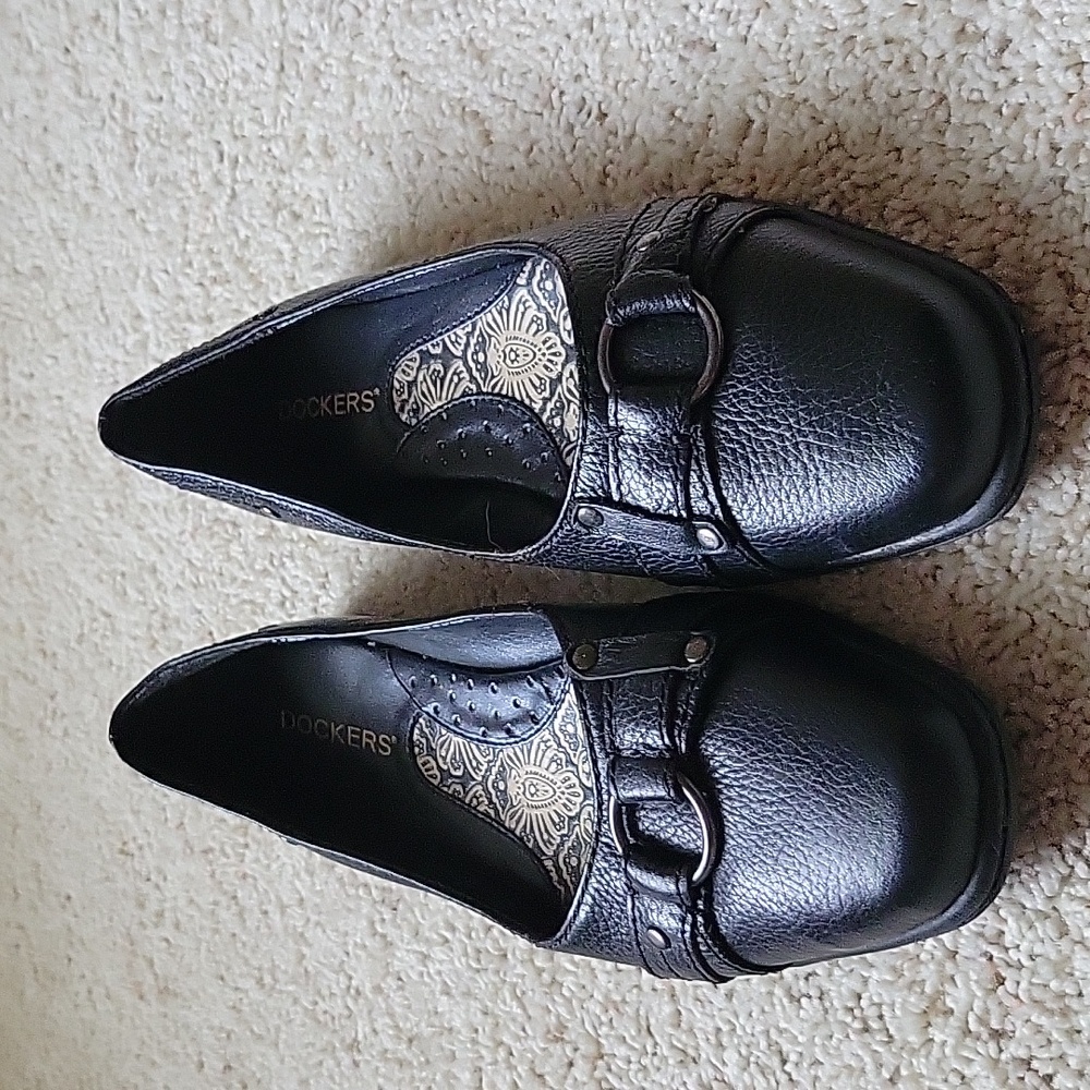New Womens Dockers Black pebbled leather flats, size 7